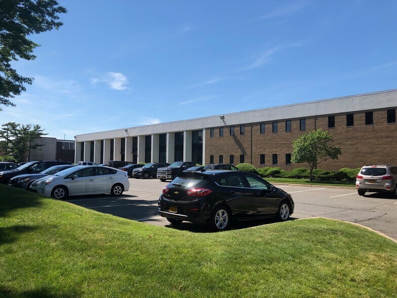 More Photos Of 270 Spagnoli Rd, Melville Office For Lease