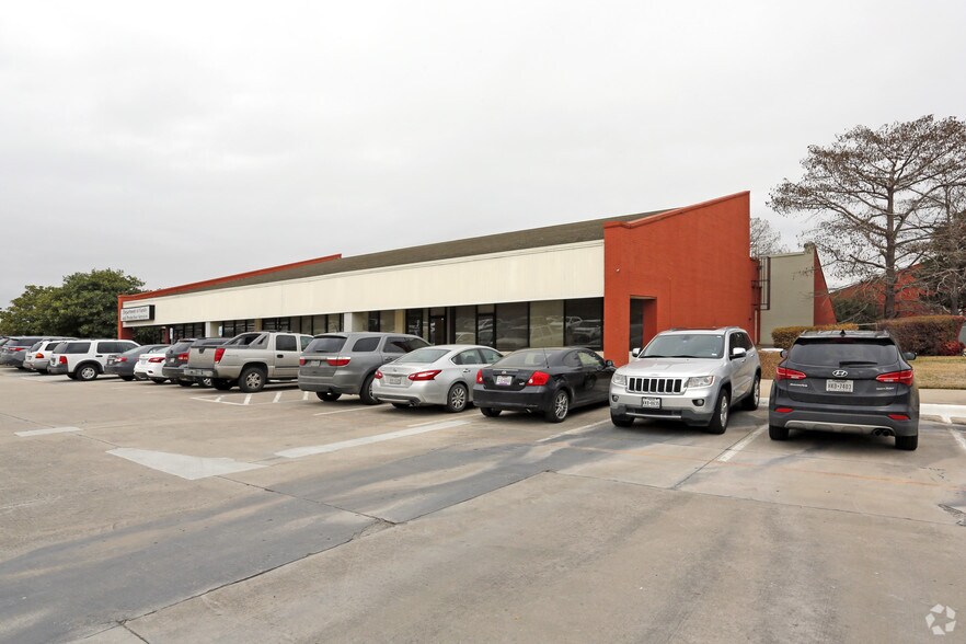 More Photos Of 6833-6869 Green Oaks Rd, Fort Worth Unknown For Lease