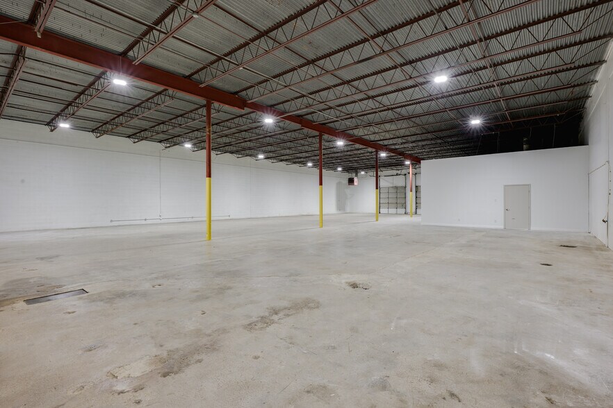 More Photos Of 3250-3254 International Pl, Irving Warehouse For Lease