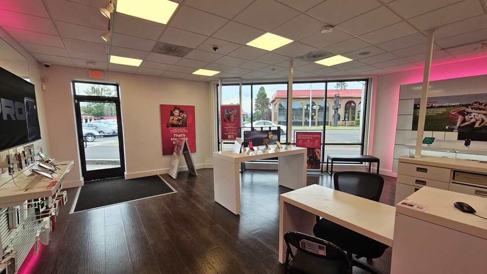 More Photos Of 3202-3210 Ocean Beach Hwy, Longview Unknown For Lease