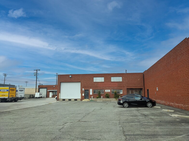 More Photos Of 2523-2529 N Ontario St, Burbank Service For Lease