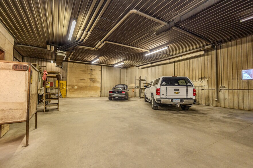 More Photos Of 2090 Idaho Dr, Pella Manufacturing For Sale