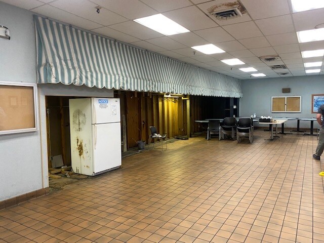 More Photos Of 955 E Diamond Ave, Evansville Manufacturing For Lease