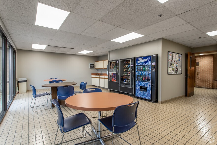 More Photos Of 3055 Kettering Blvd, Kettering Unknown For Lease