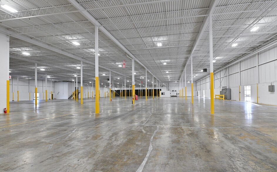 More Photos Of 4500 Rue Cousens, Montréal Distribution For Lease