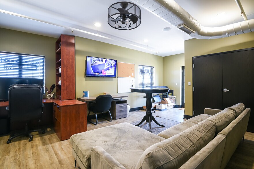 More Photos Of 2108-2260 Ferry Rd, Naperville Showroom For Sale