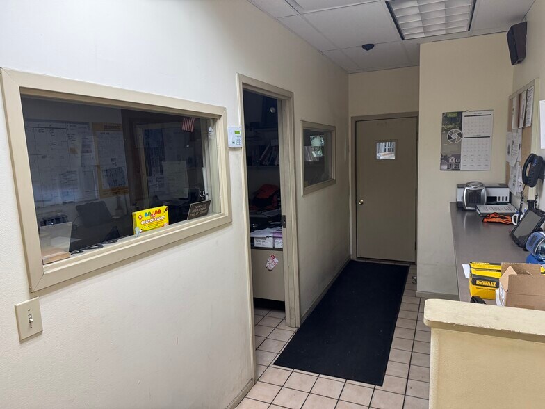 More Photos Of 3025 N Saint Peters Pky, Saint Peters Showroom For Sale