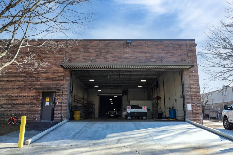 More Photos Of 1585 Roadhaven Dr, Stone Mountain Warehouse For Lease