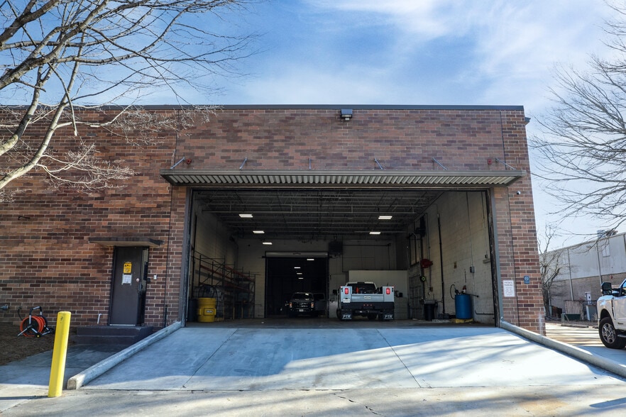 More Photos Of 1585 Roadhaven Dr, Stone Mountain Warehouse For Lease