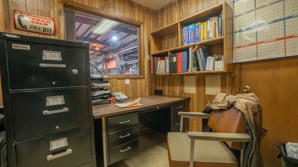 More Photos Of 1019 E Summit St, Crown Point Warehouse For Sale