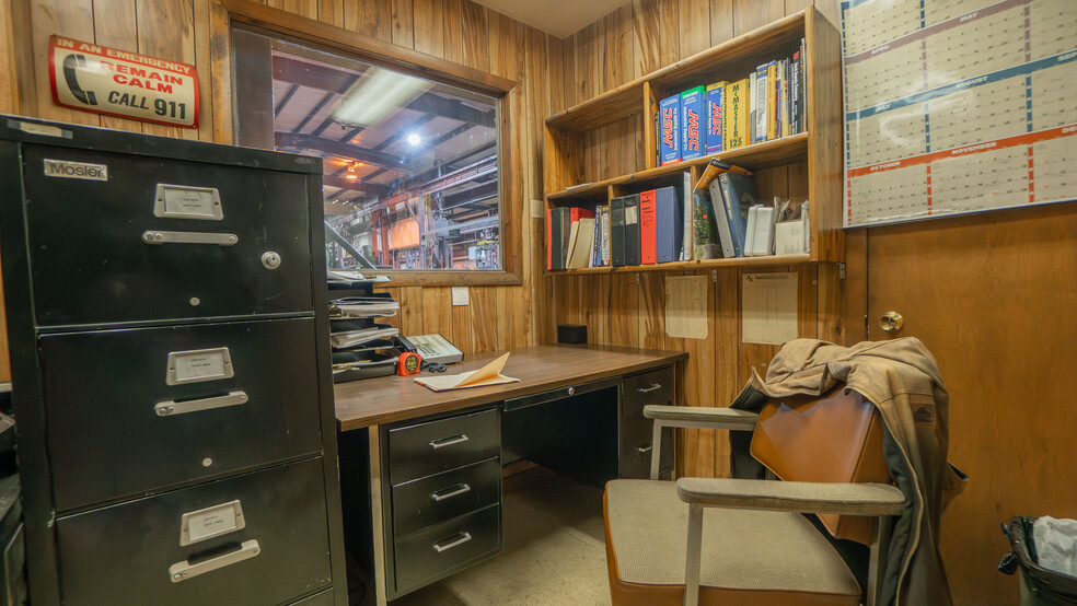 More Photos Of 1019 E Summit St, Crown Point Warehouse For Sale