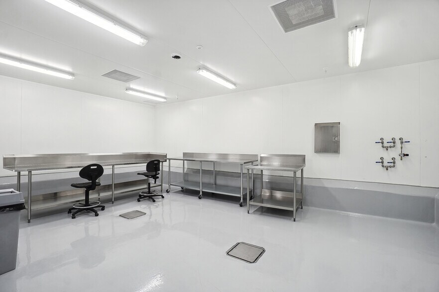 More Photos Of 500 Boul De L'aéroparc, Lachute Manufacturing For Sale