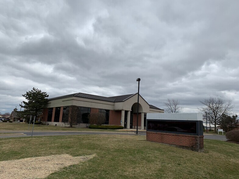 More Photos Of 1275 N County Farm Rd, Carol Stream Bank For Lease