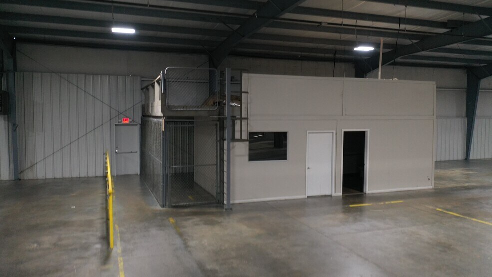 More Photos Of 600 S Loop 485, Gladewater Manufacturing For Lease