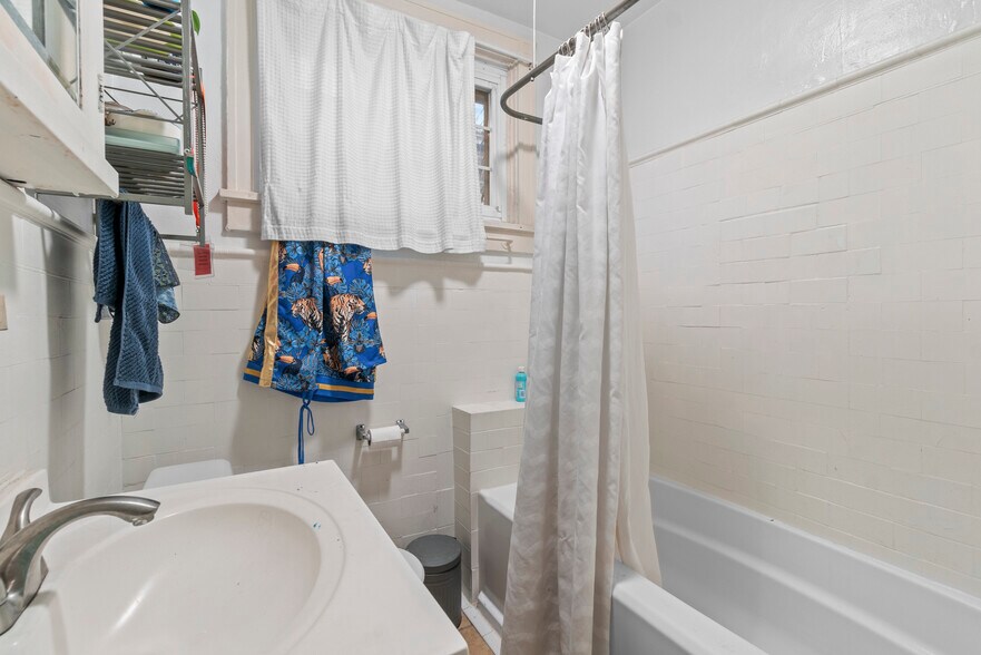 More Photos Of 3433 Guilford Ter, Baltimore Multifamily For Sale