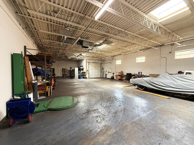 More Photos Of 353-355 Crossen Ave, Elk Grove Village Warehouse For Sale