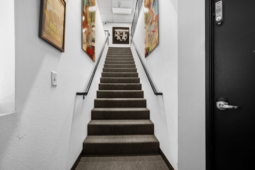 More Photos Of 2725 W Burbank Blvd, Burbank Office For Lease