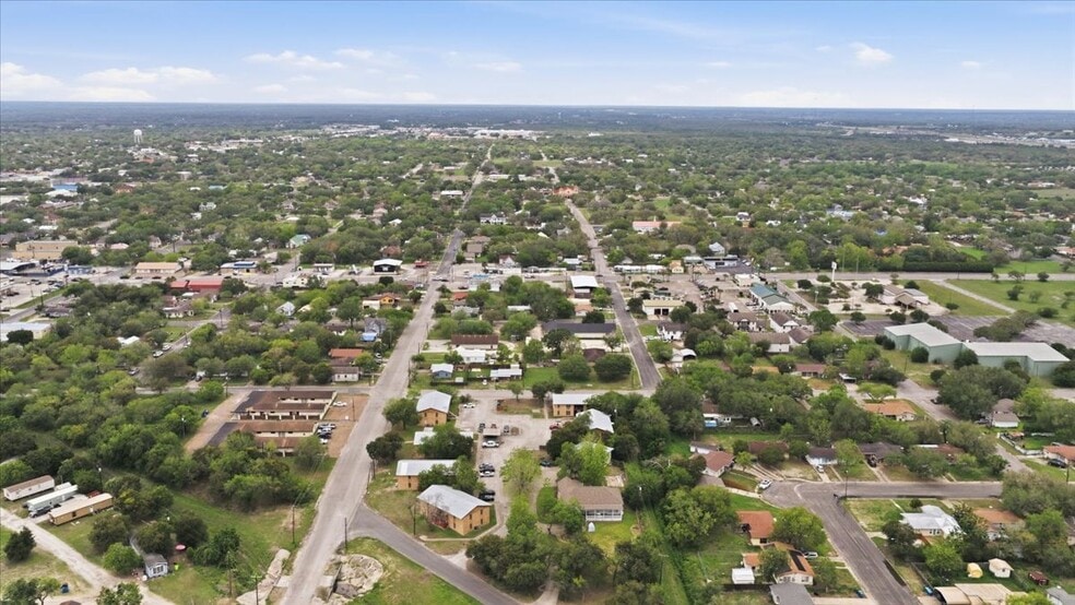 More Photos Of 600 E Crockett St, Beeville Apartments For Sale