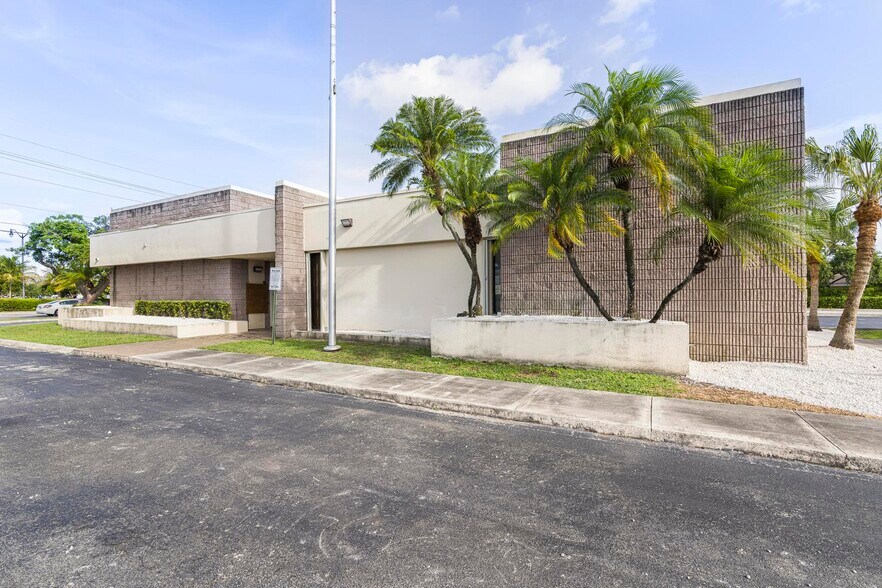 More Photos Of 1750 NE 8th St, Homestead Bank For Lease