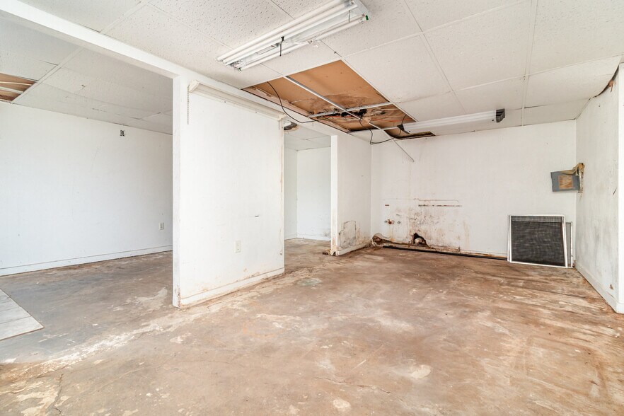 More Photos Of 2516 S Sanford Ave, Sanford Convenience Store For Sale