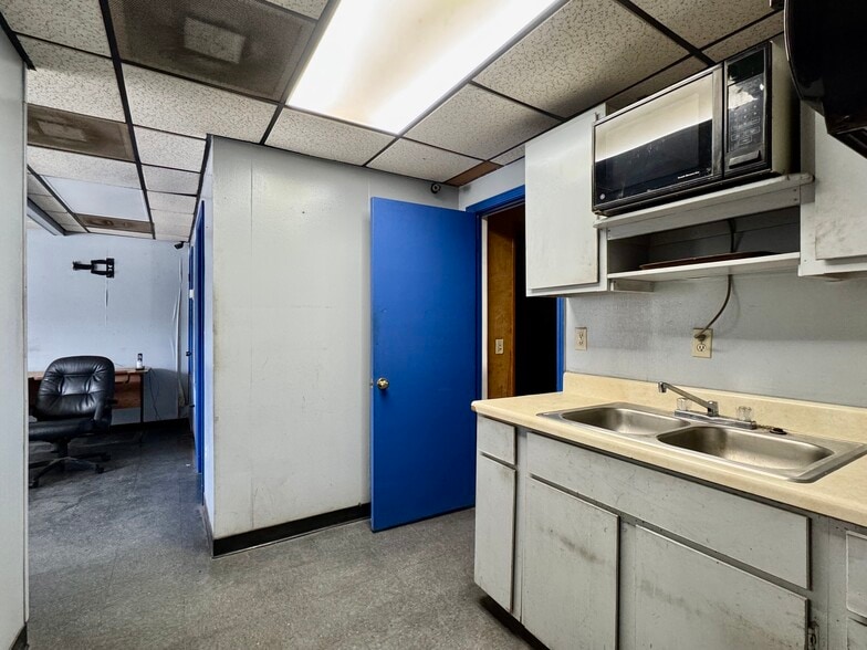 More Photos Of 6211 Blanding Blvd, Jacksonville Auto Repair For Lease