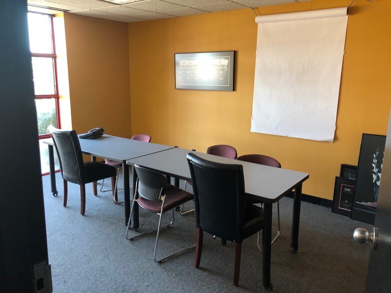 More Photos Of 1202 Thomas Beck Rd, Des Moines Flex For Lease
