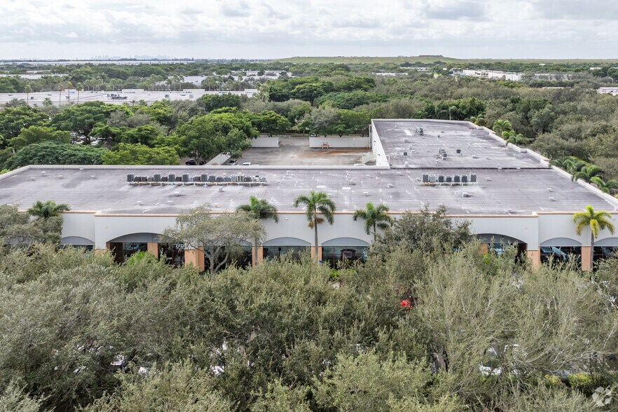 More Photos Of 2801-2881 Corporate Way, Miramar Light Distribution For Lease