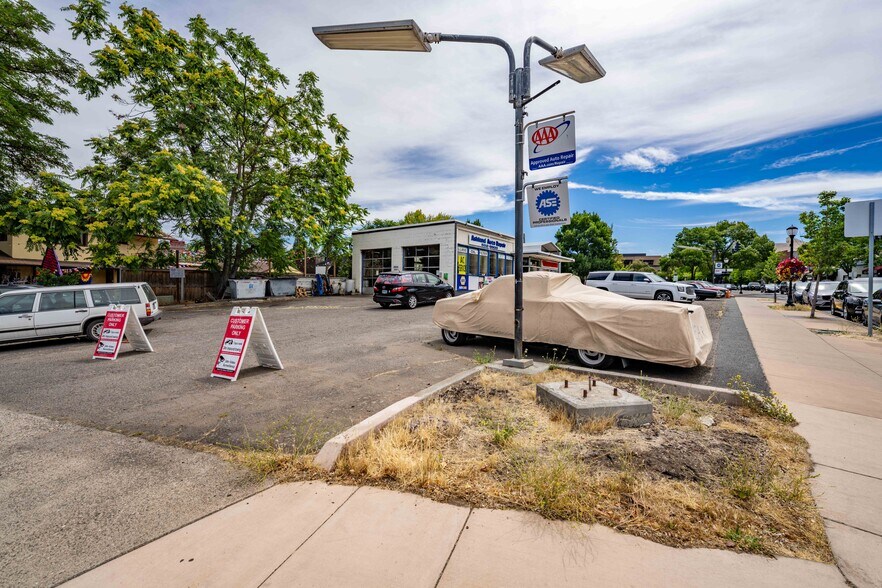 More Photos Of 75 Lithia Way, Ashland Service Station For Sale