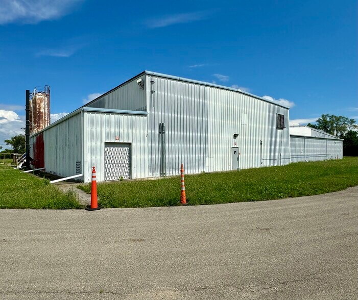 More Photos Of 300 N West St, Marengo Warehouse For Sale