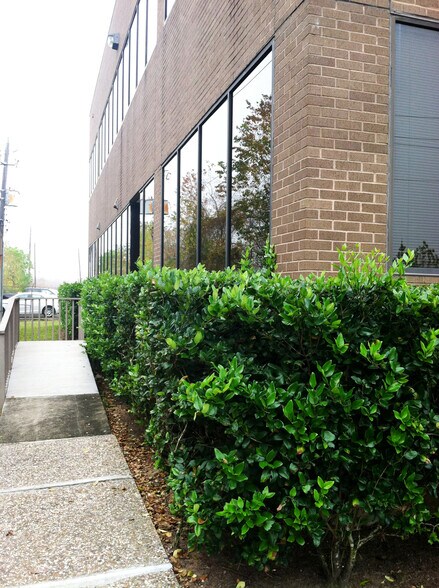 More Photos Of 13850 Gulf Fwy, Houston Office For Lease
