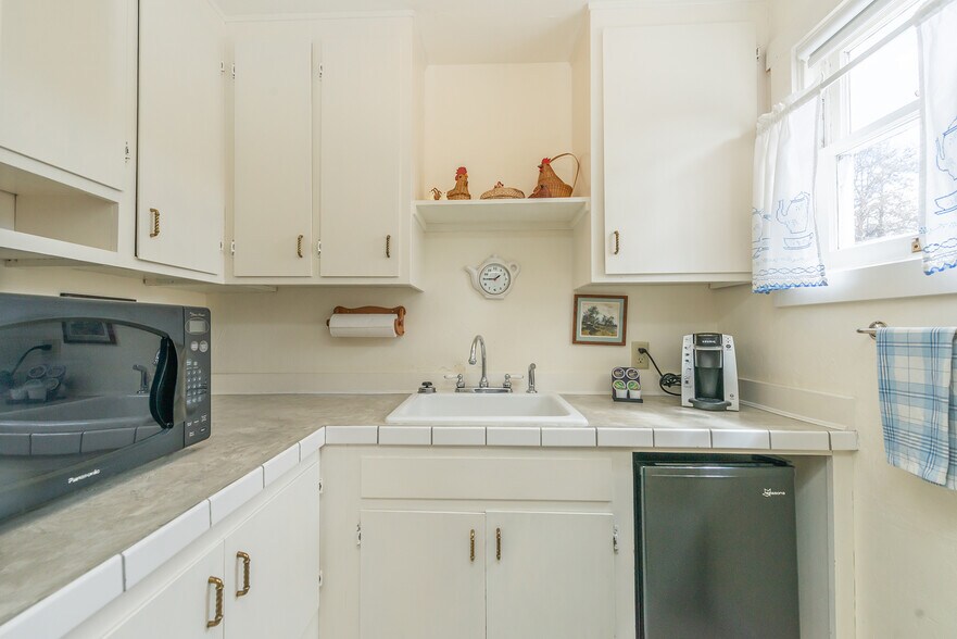 More Photos Of 481 Main St, Weaverville Hotel For Sale