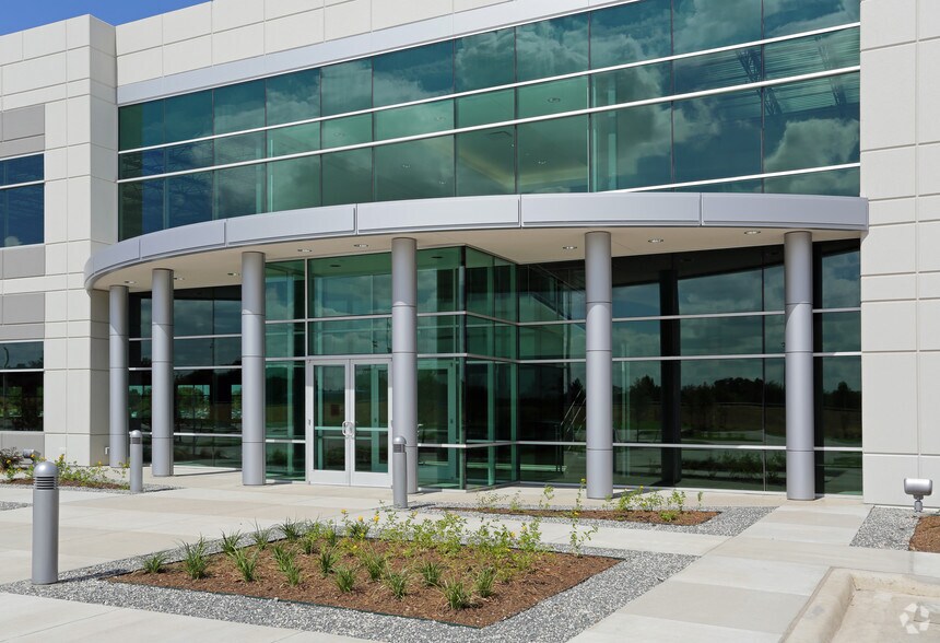 More Photos Of 2900 Lake Vista Dr, Lewisville Office For Lease