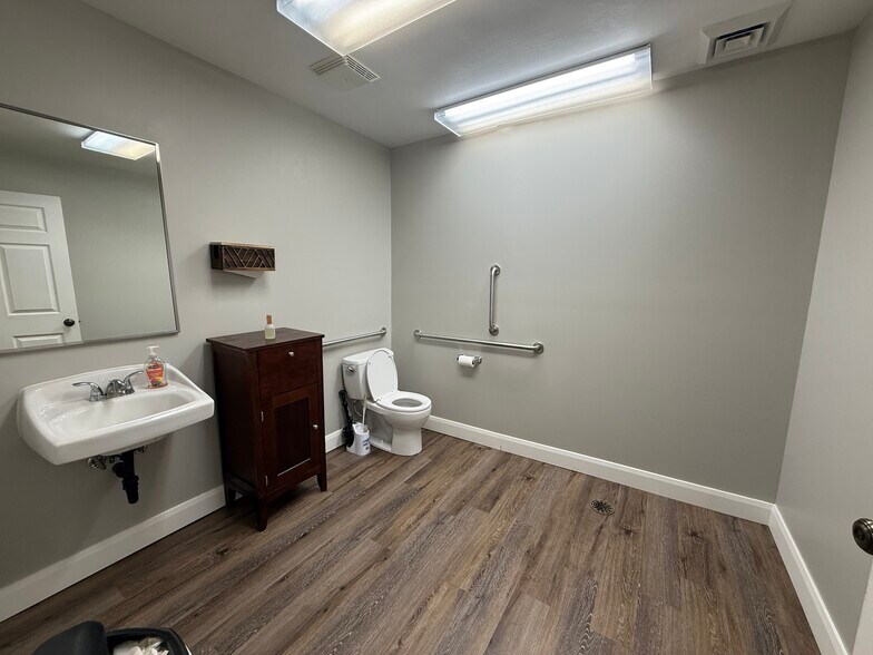 More Photos Of 1169 E 1010 N, Spanish Fork Showroom For Sale