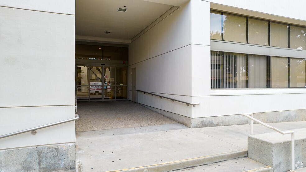 More Photos Of 6815 Noble Ave, Van Nuys Medical For Lease