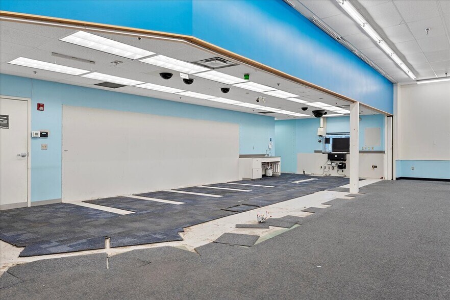 More Photos Of 920 E North Grand Ave, Springfield Freestanding For Lease