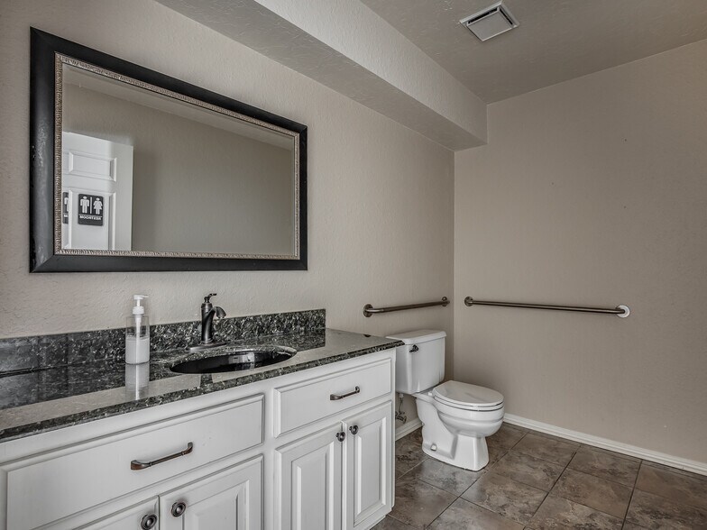 More Photos Of 525 Tower Dr, Moore Office For Lease