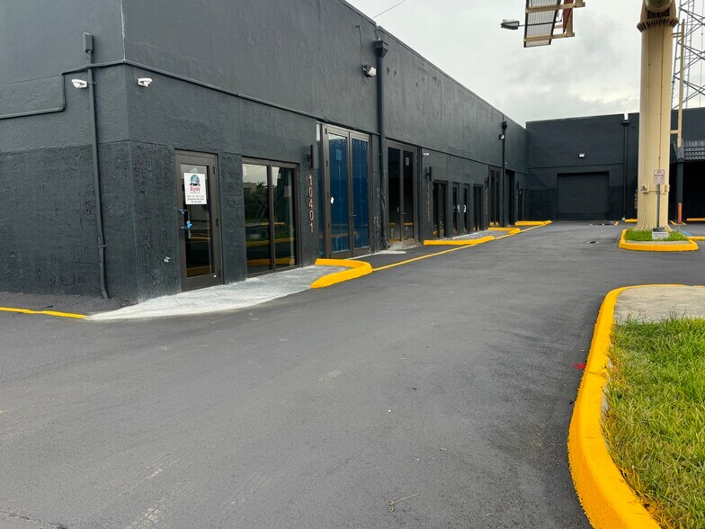More Photos Of 10401-10409 Quail Roost Dr, Miami Service For Lease