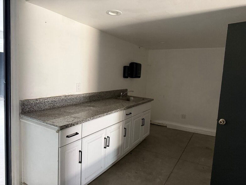 More Photos Of 7365 Melrose Ave, Los Angeles Storefront Retail Office For Lease
