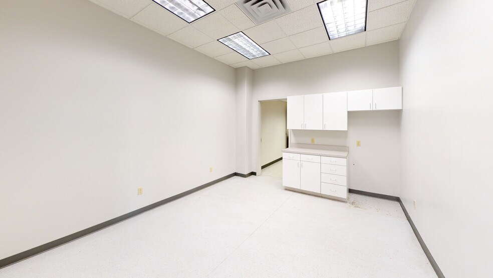 More Photos Of 3225 Southview Dr, Elkhart Medical For Sale