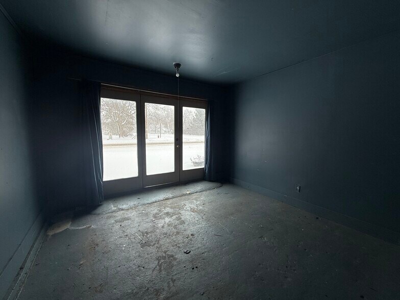 More Photos Of 358 S Oak St, Lone Rock Office For Sale