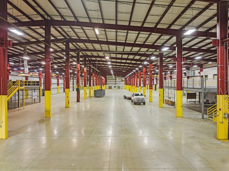 More Photos Of 220 S Noah Dr, Saxonburg Distribution For Lease