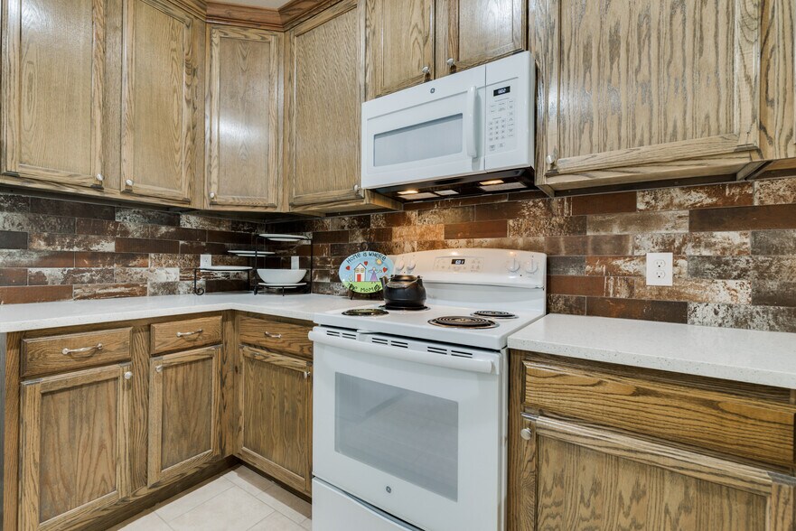 More Photos Of 16610 Mueschke Rd, Cypress Office Residential For Lease