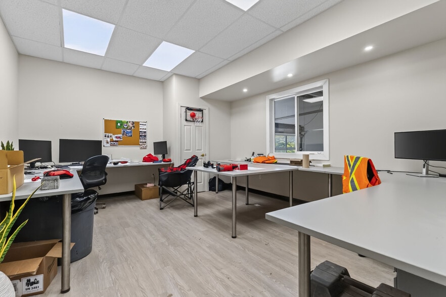 More Photos Of 2081 Piper Ln, London Industrial For Lease