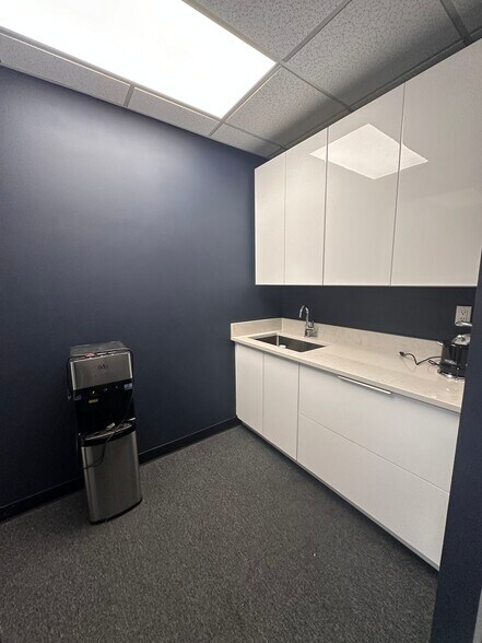 More Photos Of 1143-1147 47th Ave, Long Island City Showroom For Lease