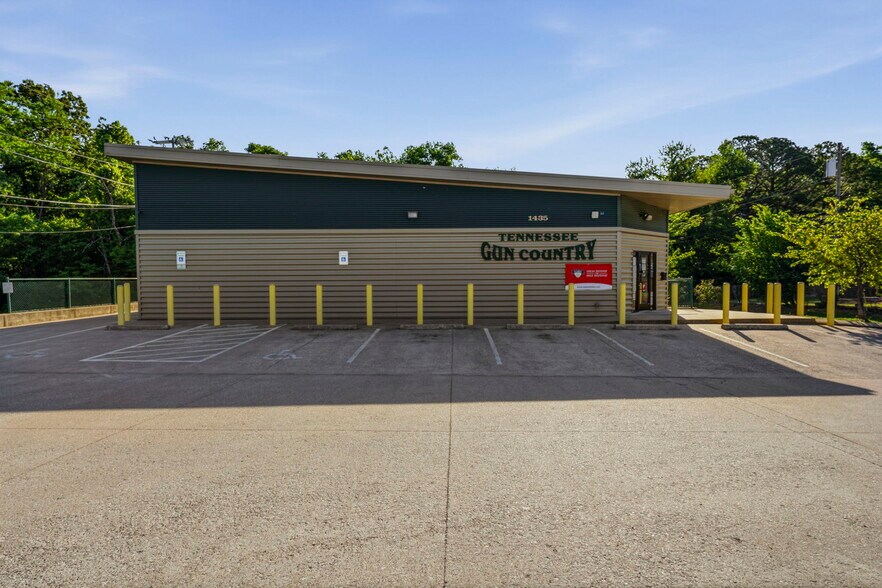 Primary Photo Of 1435 Fort Campbell Blvd, Clarksville Freestanding For Sale