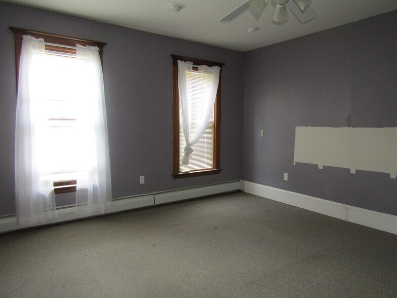 More Photos Of 30 Taylor St, Troy Freestanding For Sale