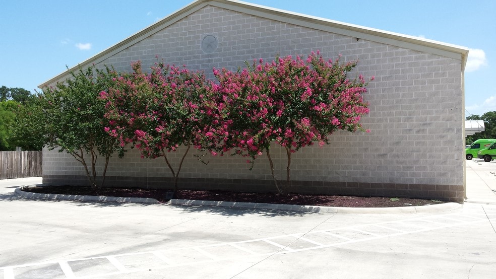 More Photos Of 18847 Redland Rd, San Antonio Showroom For Lease