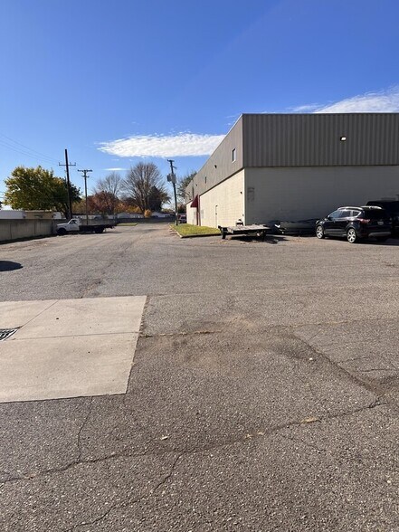 More Photos Of 43545 Utica Rd, Sterling Heights Manufacturing For Lease