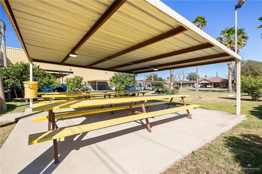 More Photos Of 1300 W US Highway 83, Alamo Warehouse For Sale