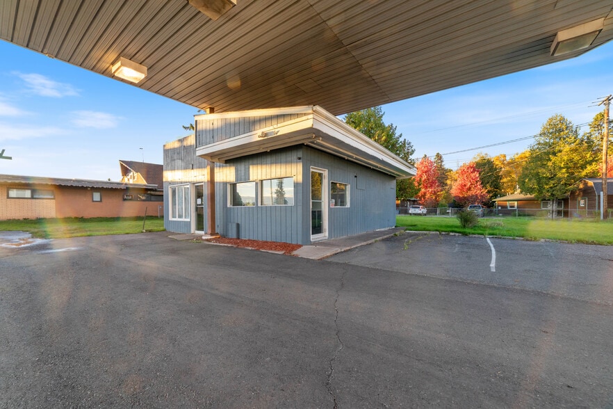 More Photos Of 1219 7th Ave, Two Harbors Convenience Store For Sale